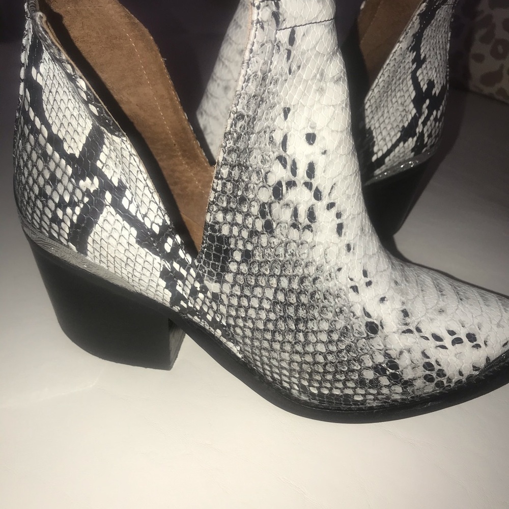 Jeffrey Campbell Women's Cromwell Suede Bo…